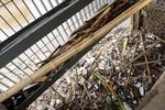 Sampah di Pintu Air Manggarai Dibersihkan