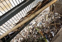 Sampah yang tersangkut di pintu air mulai dari plastik, kayu hingga bambu.