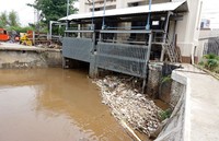Sampah yang tersangkut itu akan membuat arus air tersendat.