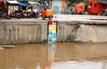 Sampah di Pintu Air Manggarai Dibersihkan