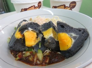 Mau Coba Pempek Kapal Selam Berwarna Hitam?
