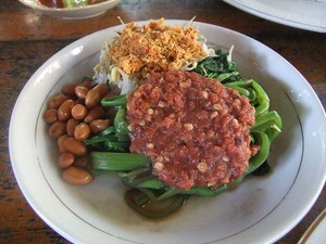 Renyah Segar Pelecing Kangkung Bersambal Merah untuk Makan Siang