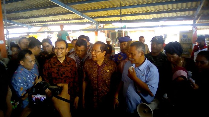 Bagikan Kartu BPJS Ketenagakerjaan, Rizal Ramli: Iuran Seharga Sebungkus Rokok