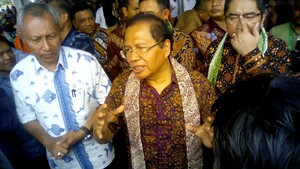 Bagikan Kartu BPJS Ketenagakerjaan, Rizal Ramli: Iuran Seharga Sebungkus Rokok