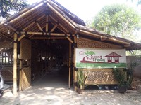 Saung Bang Pitung terdiri dari saung-saung yang teduh. Di dalamnya ada lesehan juga tempat duduk dengan kursi dan meja.
