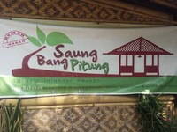 Baru masuk ke dalamnya, Anda langsugn merasakan gaya Betawi yang khas dan lagu-lagu populer Benyamin Sueb yang diputarkan.