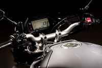 Motor ini juga sudah dilengkapi dengan kontrol traksi yang bisa dipilih dengan tiga tingkat pilihan. Fitur lainnya adalah tiga modus berkendara, cruise control dan assist and slipper clutch. Ada juga instrumen LCD pada motor ini. Ist/Yamaha.