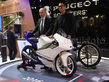 CEO Peugeot Scooters Frederic Fabre, dan Managing Director Garansindo Dhani Yahya. (Foto: Dadan-detikOto) CEO Peugeot Scooters Frederic Fabre, dan Managing Director Garansindo Dhani Yahya. (Foto: Dadan-detikOto)