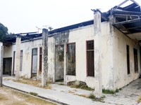 Bekas penjara kuno yang sekilas menimbulkan kesan angker itu menjadi pemandangan sehari-hari murid yang sekolah di sini. Tapi mereka maklum dan tetap semangat belajar di sekolah (Kurnia/detikTravel)