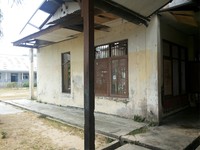 Traveler yang ingin melihat bekas penjara ini, bisa minta izin dulu dengan petugas sekolah sebelum masuk. Selama berkunjung, jangan membuat suara gaduh agar tidak mengganggu murid yang sedang belajar (Kurnia/detikTravel)