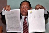 Kepala Bagian Tata Usaha pimpinan DPR Hani Tahapari memperlihatkan katebelece yang asli dan palsu. Pool/Lamhot Aritonang/detikFoto.