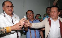 (Kiri ke kanan) Wakil Ketua MKD Junimart Girsang, staf khusus Menteri ESDM Said Didu, dan perwakilan biro hukum Kementerian ESDM Hufron memgeluarkan flash disk dari dalam amplop cokelat. Pool/Lamhot Aritonang/detikFoto.