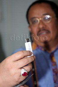 Wakil Ketua MKD Junimart Girsang menunjukkan flash disk yang berisi rekaman pertemuan Setya Novanto dengan bos Freeport Indonesia. Pool/Lamhot Aritonang/detikFoto.