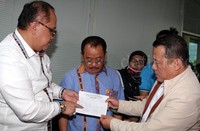 Wakil Ketua MKD Junimart Girsang memberikan surat tanda terima kepada perwakilan biro hukum Kementerian ESDM Hufron. Pool/Lamhot Aritonang/detikFoto.