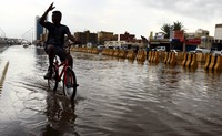 Cuaca buruk menerjang banyak bagian di wilayah Arab Saudi barat pada hari ini. Bahkan Menteri Pendidikan memerintahkan sekolah-sekolah di kawasan sekitar Laut Merah untuk tutup. REUTERS/Mohamed Al Hwaity.