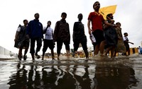 Dilansir Arab News, Selasa (17/11/2015), penduduk Jeddah menyaksikan hujan deras di kotanya. Mereka keluar dari bangunan dan turun ke jalan-jalan, melihat air hujan. Karuan saja, mereka jarang melihatnya. REUTERS/Mohamed Al Hwaity.