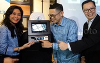 Direktur PT. Blue Bird Tbk Andre Djokosoetono bersama direksi lainnya meluncurkan Blue Bird in Taxi Entertaiment.