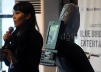 Tablet tersebut dilengkapi dengan konten beragam mulai informasi seputar kuliner hingga pariwisata yang bisa diakses selama perjalanan.