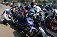 Motor-motor yang parkir sembarangan dicabut pentilnya.