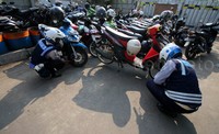 Petugas Dishub mencabut pentil motor yang parkir sembarangan.