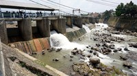 Hanya beberapa pintu air yang dibuka. Pool/Alfathir Yulianda/detikFoto.