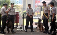 Kedatangan RJ Lino, mendapatkan pengamanan oleh sejumlah petugas Polisi dengan anjing pelacak.