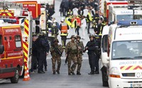 Aparat kepolisian Prancis melakukan operasi penyerbuan ke sebuah apartemen di pinggiran Paris hari ini. Militan ISIS asal Belgia merupakan salah satu target operasi tersebut. REUTERS/Benoit Tessier.