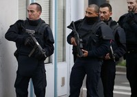 Dua militan yang bersembunyi di apartemen tersebut tewas. Setidaknya tiga polisi terluka dalam baku tembak. REUTERS/Benoit Tessier.