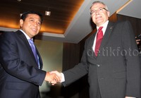 Ketua DPR Setya Novanto menyambut Ketua Parlemen Swiss Claude Heche. Lamhot Aritonang/detikFoto.