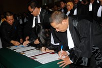 Para calon advokat menandatangani surat pelantikan. Ist/Peradi.