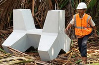 Pekerja menyiapkan hexapod yang akan dipasang di dasar sungai. Pool/Alfathir Yulianda/detikFoto.