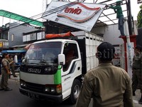 Reklame tersebut kemudian diangkut dengan truk.