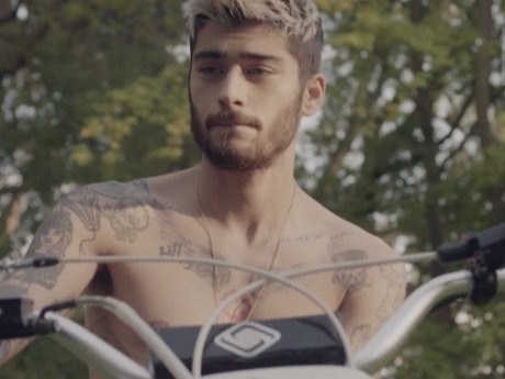One Direction Umumkan 2 Tahun Vakum, Zayn Malik Pamer Lagu Debut