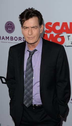 Charlie Sheen Tegaskan Tak Tularkan HIV Pada Pasangan