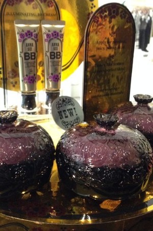 Anna Sui Rilis Kosmetik Terbaru untuk Tampilkan Tren Riasan No Makeup