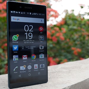 Saat Sony Xperia Z5 Nekat Diajak Berenang