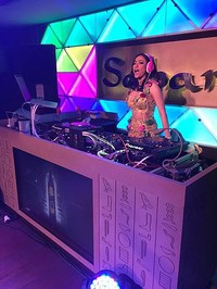 Amel asyik nge-DJ di salah satu kelab di Lombok belum lama ini. (dok. Pribadi)