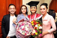 Mereka berpose dengan Jupe yang kini akhirnya mendapat gelar Sarjana Hukum. Pool/Noel/detikFoto.