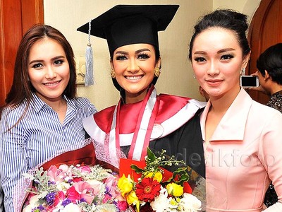 Ayu Ting Ting dan Zaskia Gotik Ikut Rayakan Kelulusan Jupe