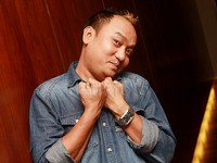 Ia langsung berpose imut saat fotografer mengabadikan gambarnya. Pool/Gus Mun/detikFoto.