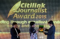Pemimpin Redaksi detikcom Arifin Asydhad menerima plakat sebagai anggota dewan juri.