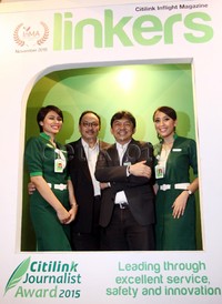 CEO Citilink Indonesia Albert Burhan dan Direktur Komersial Citilink Hans Nugroho foto bersama pramugari Citilink.