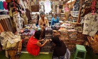Batik-batik khas nusantara dipamerkan di Indocraft 2015.