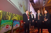 Presiden Direktur PT Buyung Poetra Sembada Tbk Sukarto Buyung berbincang dengan Direktur Bahana Securities Novita Lubis, Direktur Independent Budiman Susilo, dan Direktur Muliati seusai penawaran umum perdana saham kepada publik di Jakarta, Rabu (18/11).
