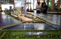 Pengunjung melihat maket dan daftar harga di Real Estate Indonesia Expo (REI) 2015.