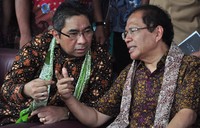 Menko Kemeritiman Rizal Ramli didampingi Dirut BPJS Ketenagakerjaan Elvyn Masassya dan Dirut Bank BNI Achmad Baiquni memberikan iuran gratis BPJS Ketenagakerjaan kepada 1000 nelayan di Indramayu, Jawa Barat, Selasa (17/11). Pool/Kemenko Maritim.