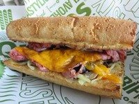 Zesty Steak Sandwich diisi dengan irisan daging sapi yang lembut dan juicy. Sangat cocok saat berpadu dengan potongan jamur, bawang  dan juga lelehan keju cheddar berwarna kuning pekat dan juga mozzarella.