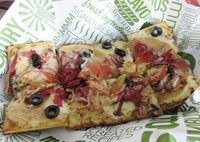 Berbentuk persegi, pizzanya dipotong menjadi 8 bagian. Dipermukaannya terlihat irisan black olive, bawang bombay, irisan tomat, chicken ham, daging kalkun dan juga potongan daging sapi.