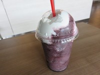 Frozen Blueberry bisa Anda nikmati untuk melepas dahaga. Rasanya segar dengan tekstur yang creamy sangat cocok disantap untuk menemani makan sandwich dengan isian gurih.