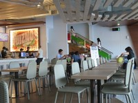 Quiznos Sub dilengkapi dengan dua lantai, interior ruangannya memiliki dominasi warna cokelat dengan kesan yang lebih modern.